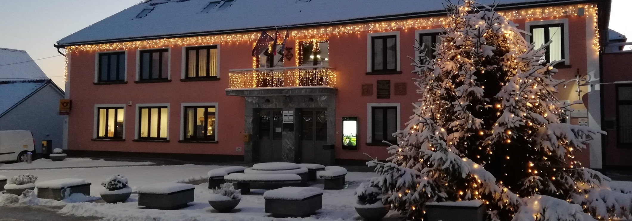 Cerkvenjak v soju prazničnih luči